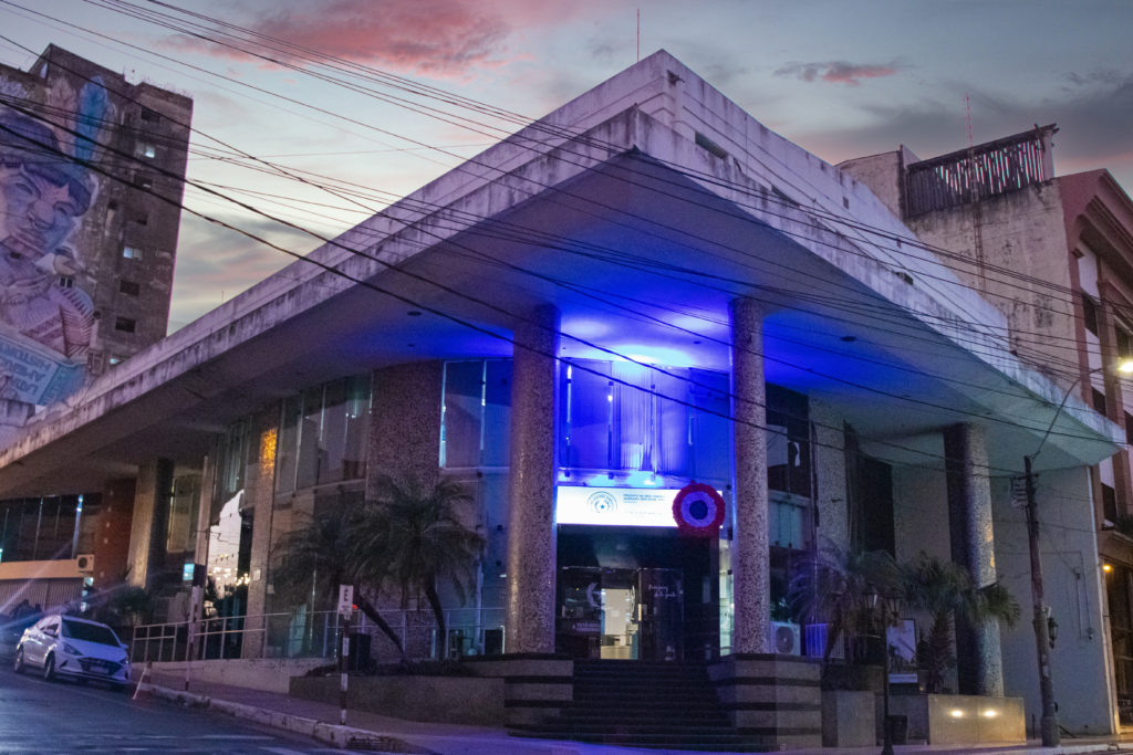 STP se ilumina de azul en celebración  del día de las Lenguas de Señas