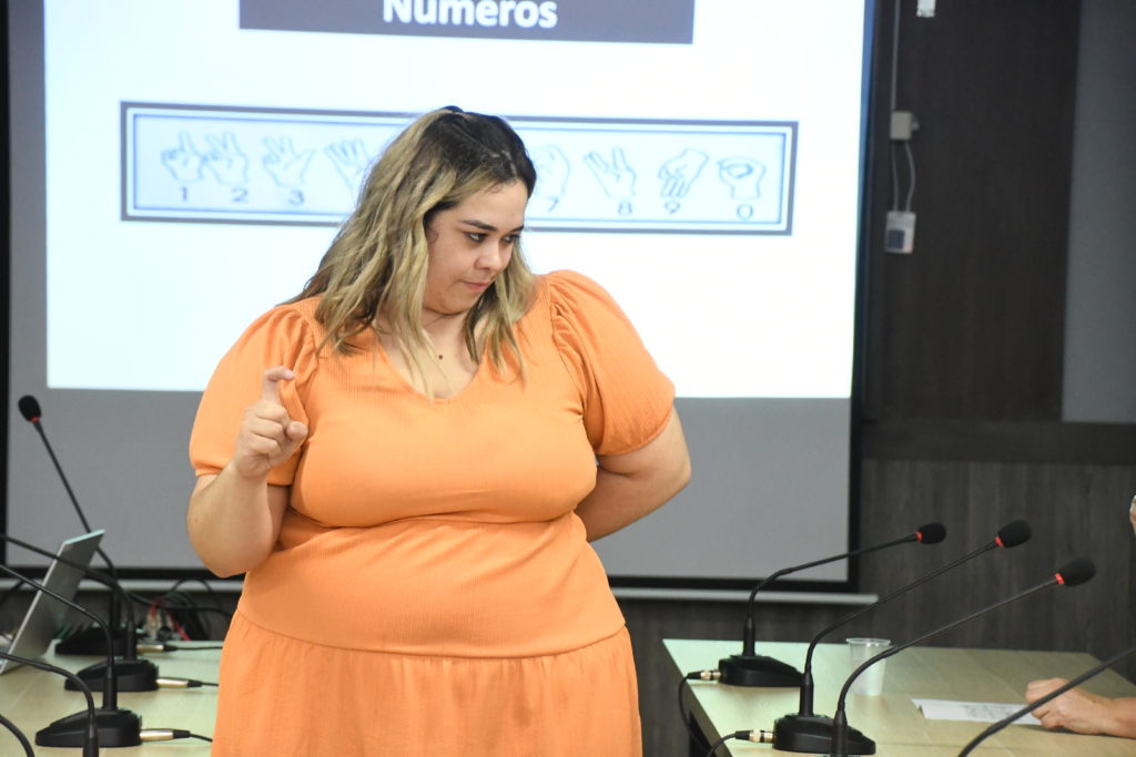 Comunicadores del Estado fortalecen sus habilidades con el taller de lengua de señas